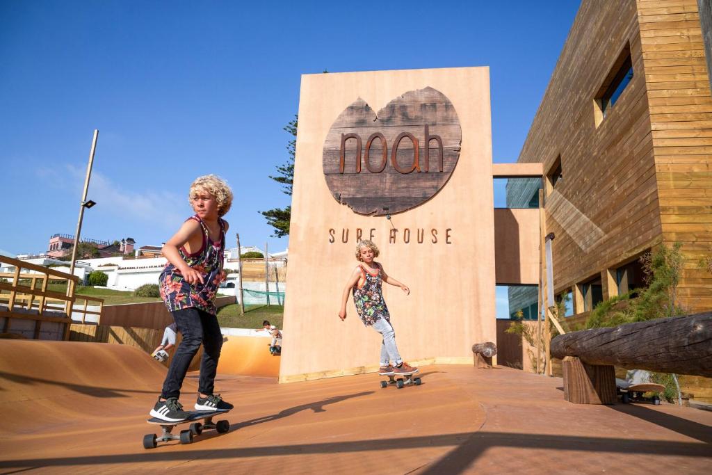 圣克鲁斯Noah Surf House Portugal的两个男孩在滑冰公园里玩滑板