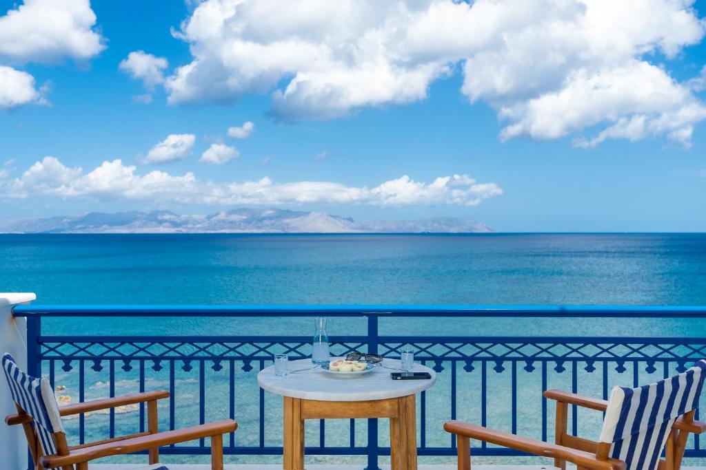 阿齐亚·佩拉加·基西拉Pelagia Aphrodite Hotel的俯瞰大海的阳台配有桌椅