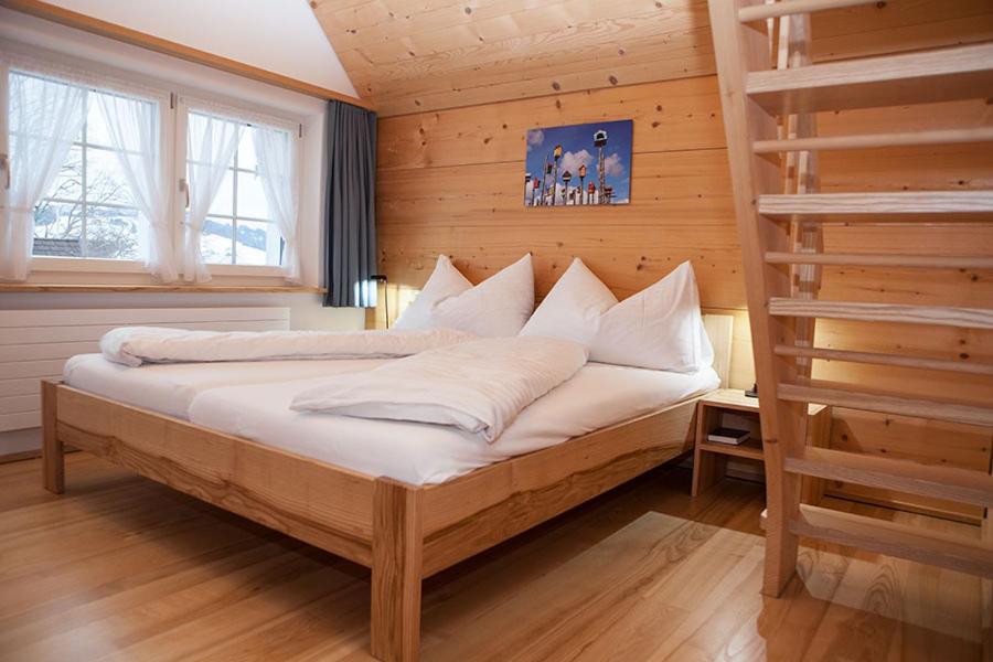 HembergGasthaus Löwen的木制客房内的一间卧室,配有一张床