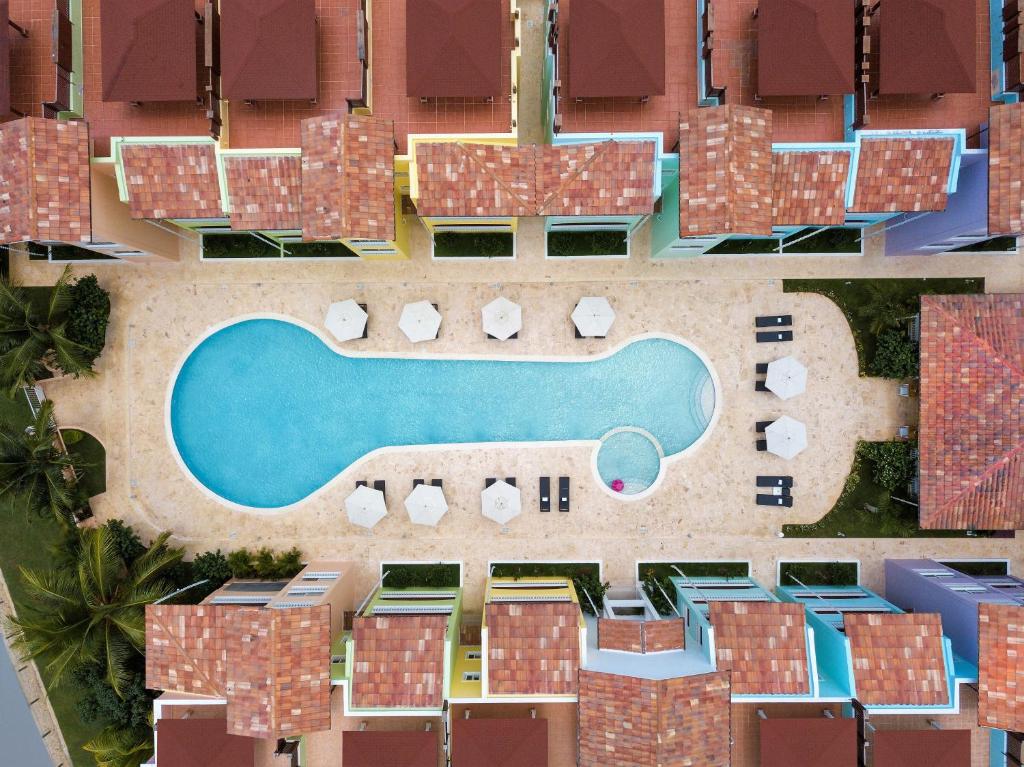 巴亚希贝Los Flamencos Aparthotel Beach Club的享有带游泳池的度假村的空中景致