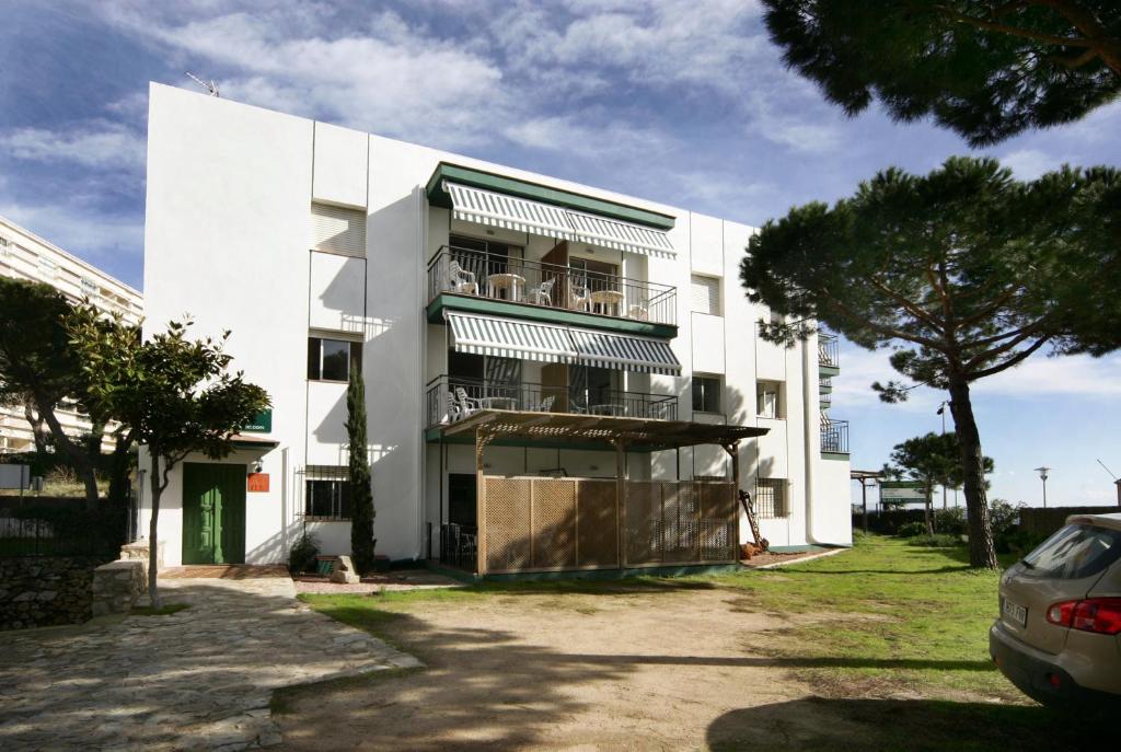 普拉加德阿罗Apartaments Les Roques的白色的建筑,旁边设有阳台