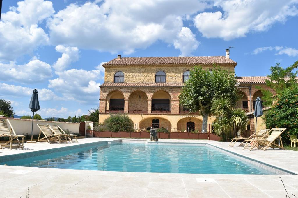 Saint-Christol-lès-AlèsMas d'Asvin & Spa的一座别墅,在一座建筑前设有一个游泳池