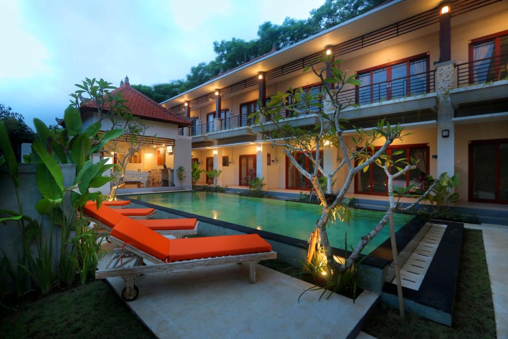 努沙杜瓦阿维萨拉别墅及套房度假村的一座带游泳池和度假村的别墅