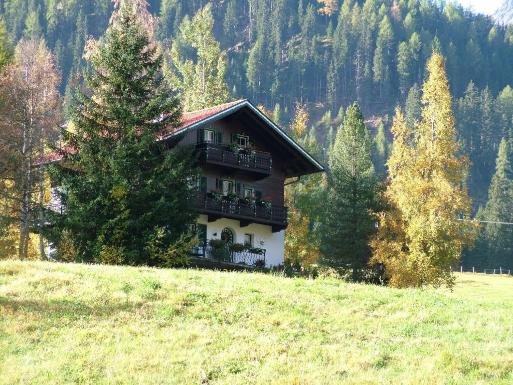 德弗雷根谷地圣雅各布Landhaus Kaulfuss的田野上山顶的房子