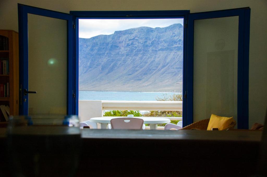 法马拉Seaview Risco de Famara 2的客房可通过窗户欣赏到海景