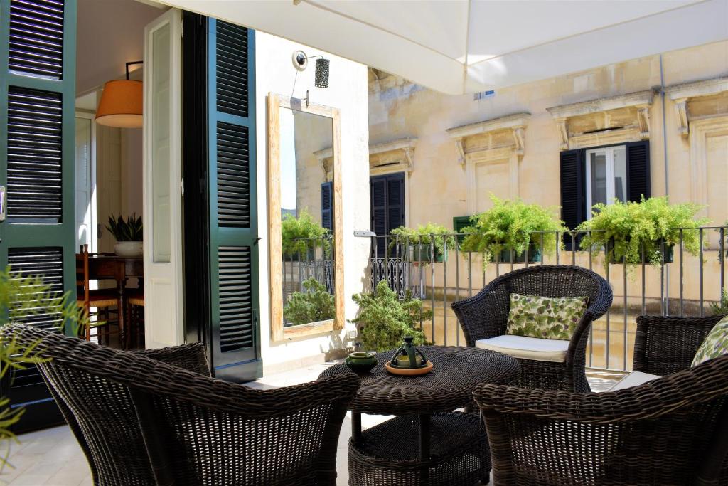 莱切Biccari6 Terrace Apartment的庭院配有桌椅和窗户。