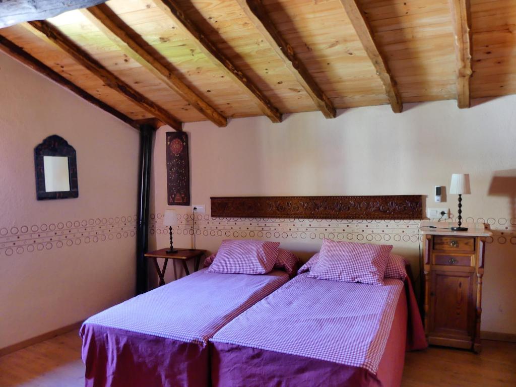 皮诺夫兰克阿多Casa Zambrana的一间卧室设有两张床和木制天花板