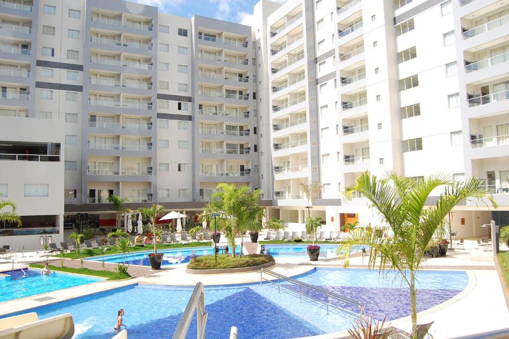 热河市里约热内卢公寓式酒店的公寓大楼前游泳池的图片