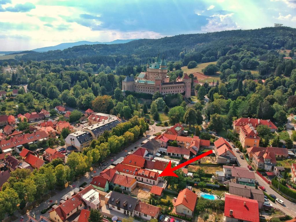 波切尼斯Ubytovanie Alej Bojnice的享有红色屋顶城镇的空中景致