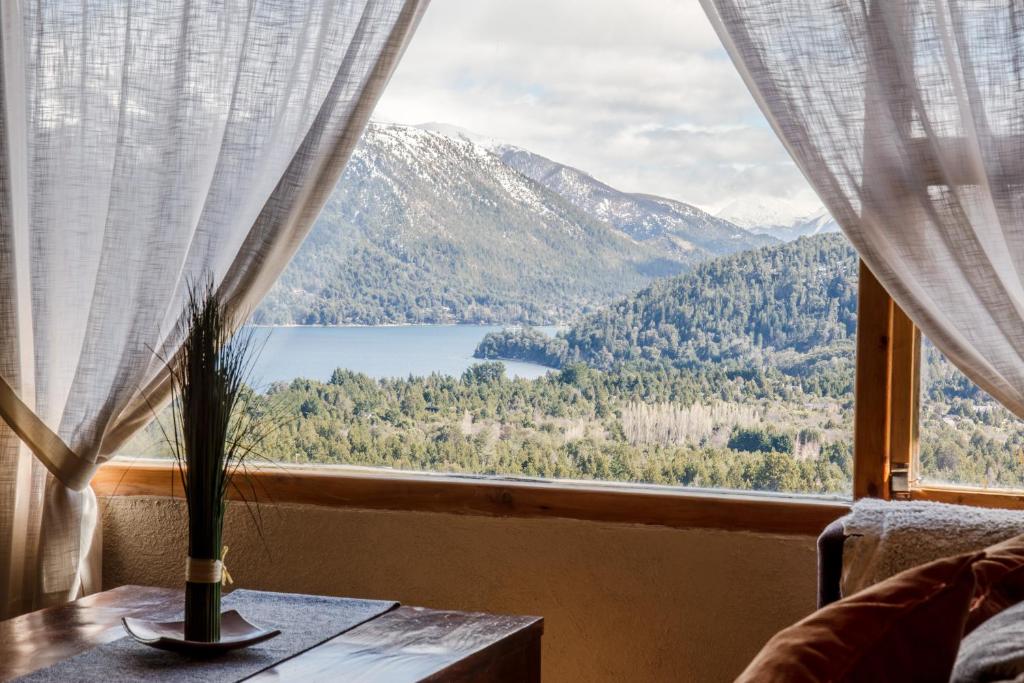 圣卡洛斯-德巴里洛切埃斯坦西亚德尔卡门山度假酒店的享有湖泊和山脉美景的窗户。