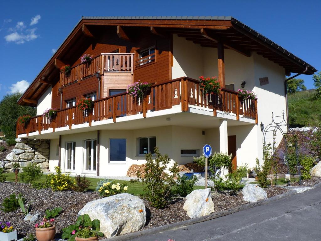 克莱恩 蒙塔纳阿尔卑斯小屋旅馆的房屋的顶部设有阳台