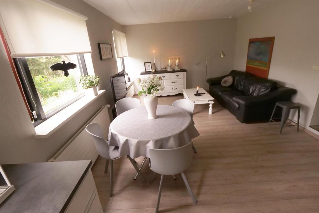 阿克雷里Manahlid Apartment的客厅配有桌子和沙发