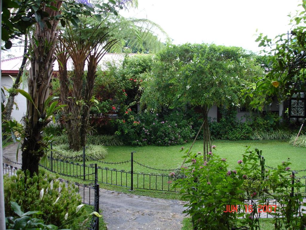 科万杜兰塔酒店的花园庭院中的黑色围栏