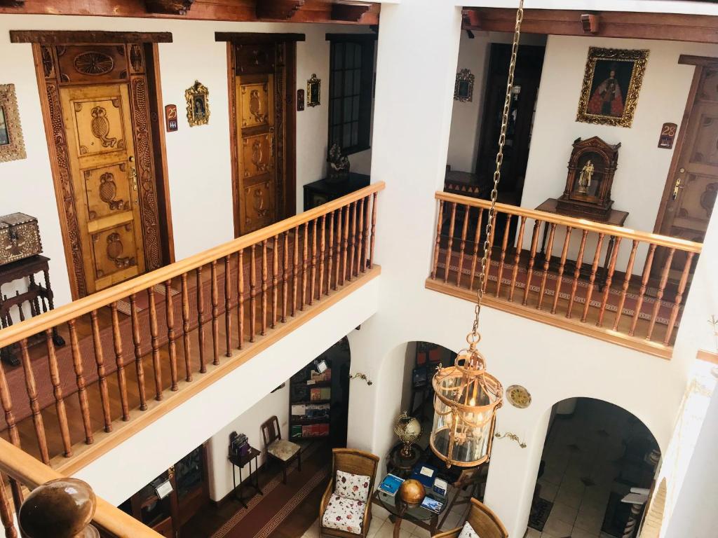 基多艾尔瑞里卡里欧戴尔卡门酒店的享有带楼梯的客厅的顶部景致