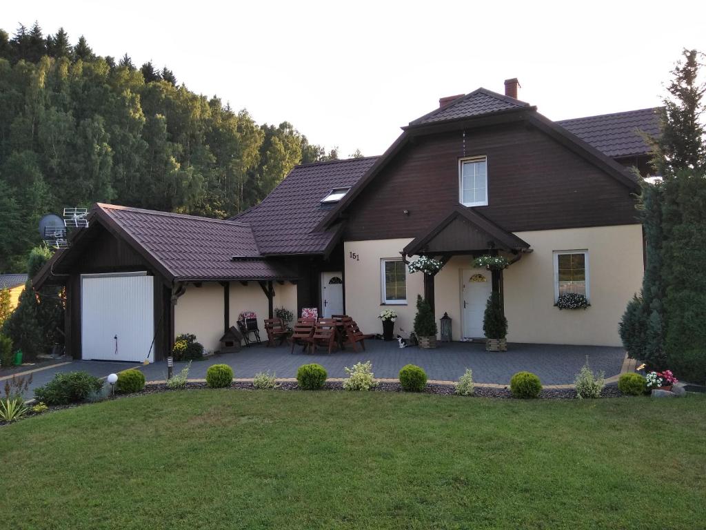 KrzesznaApartament w Krzesznej的一座有斜屋顶和庭院的房子