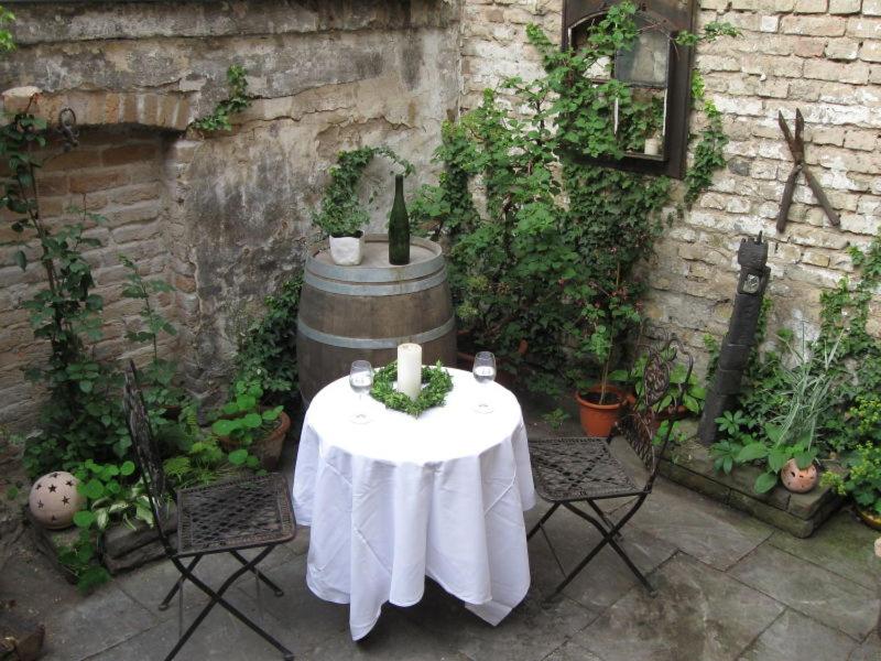 施派尔Zwischen-Rhein-und-Reben, zentral, barrierefrei的庭院里一张桌子、一张蜡烛和两把椅子