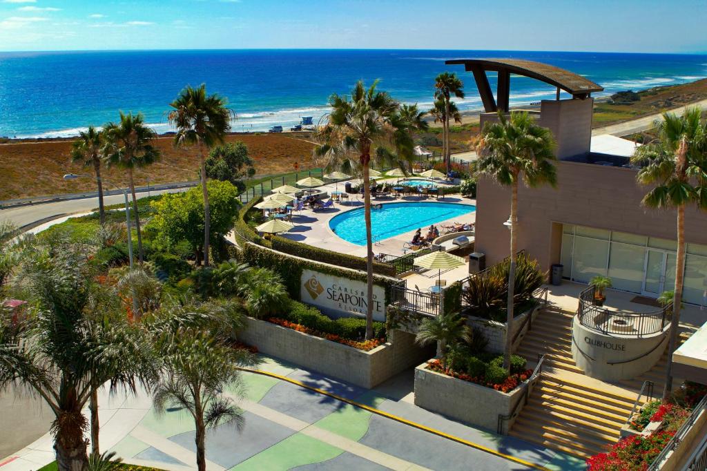 卡尔斯巴德卡尔斯巴德海端度假酒店的享有度假胜地的空中景致,设有游泳池和海洋
