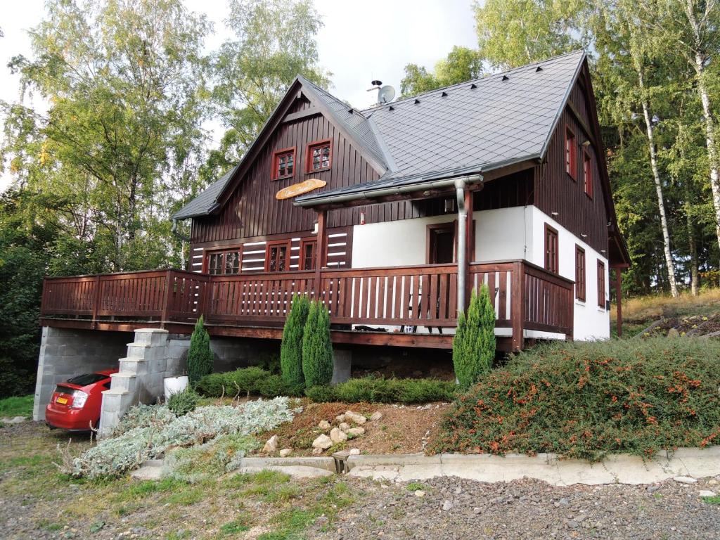 Lučany nad NisouVakantie huis Dum Oenter的大型木房子,设有 ⁇ 盖屋顶