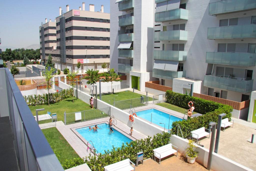 格拉纳达Ciencias Forum Apartment by A3Rentals的享有带游泳池的建筑的空中景致