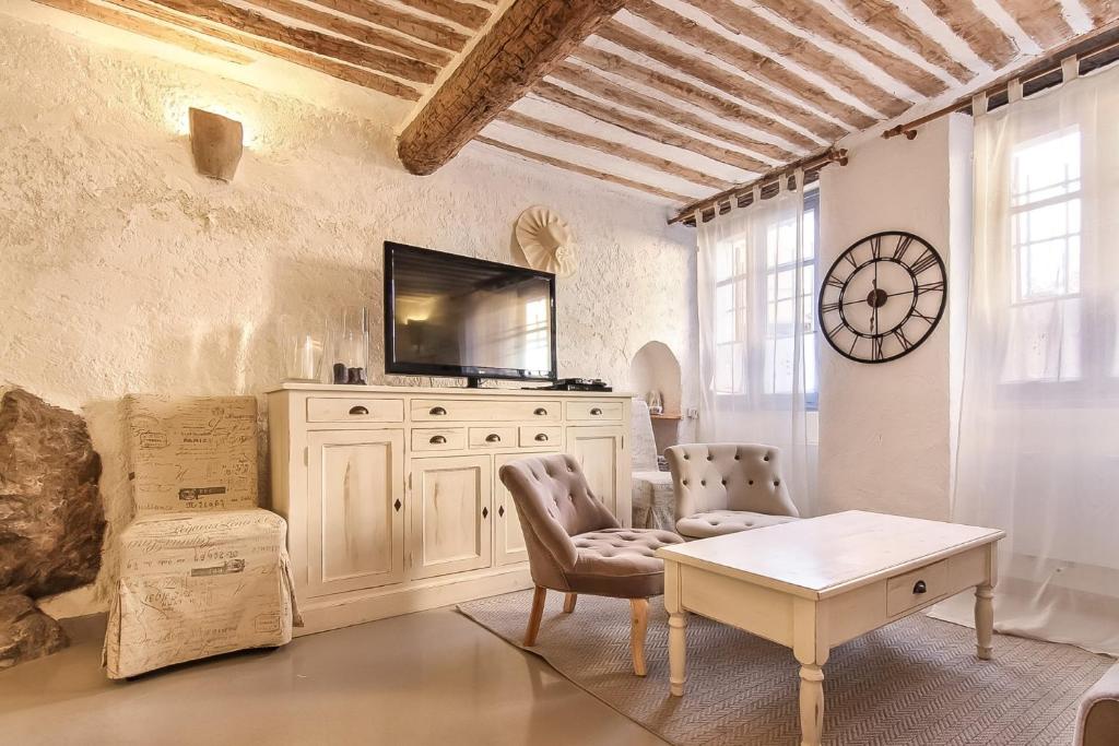 昂蒂布Bijou Apartment in Safranier - Old Town Antibes的客厅配有电视和桌子