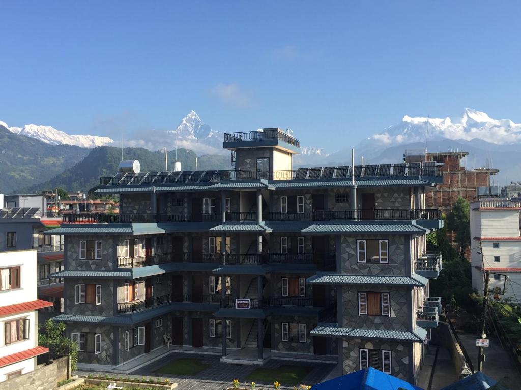 博卡拉Hotel K2 Pokhara的一座建筑的顶部设有太阳能电池板