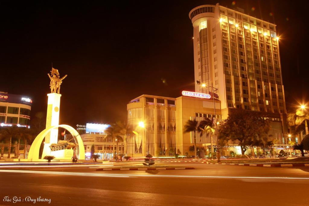 邦美蜀西贡帮美酒店的一条晚上有高楼城市街道