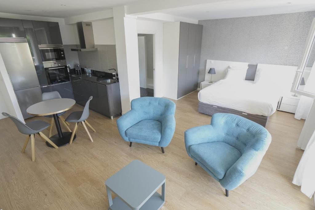 巴约讷Parc 709 Bayonne的酒店客房配有一张床、两把椅子和一张桌子