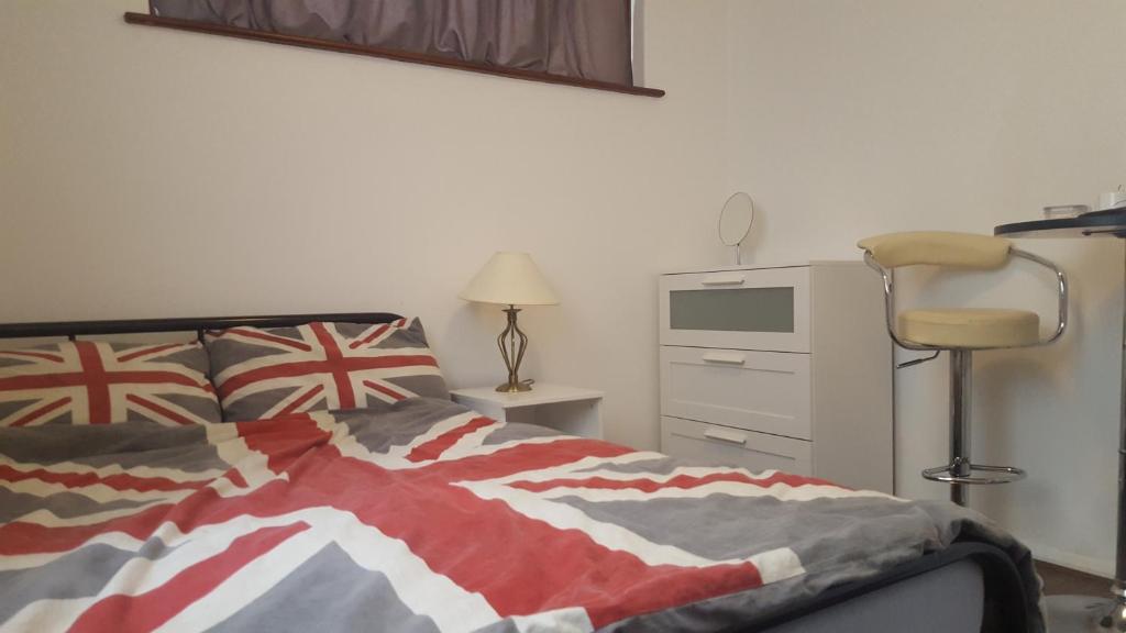 伦敦The Heart Of Stratford..!的一间卧室配有一张床和一张桌子及椅子