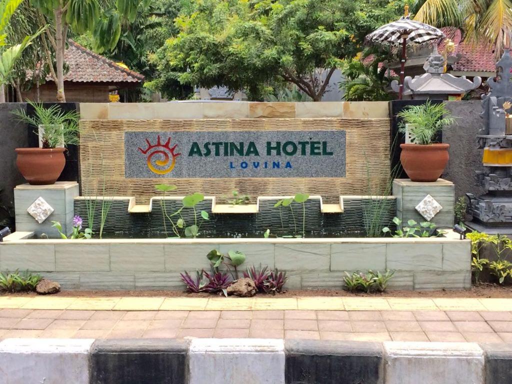 罗威那阿斯塔纳酒店的亚洲植物酒店标志