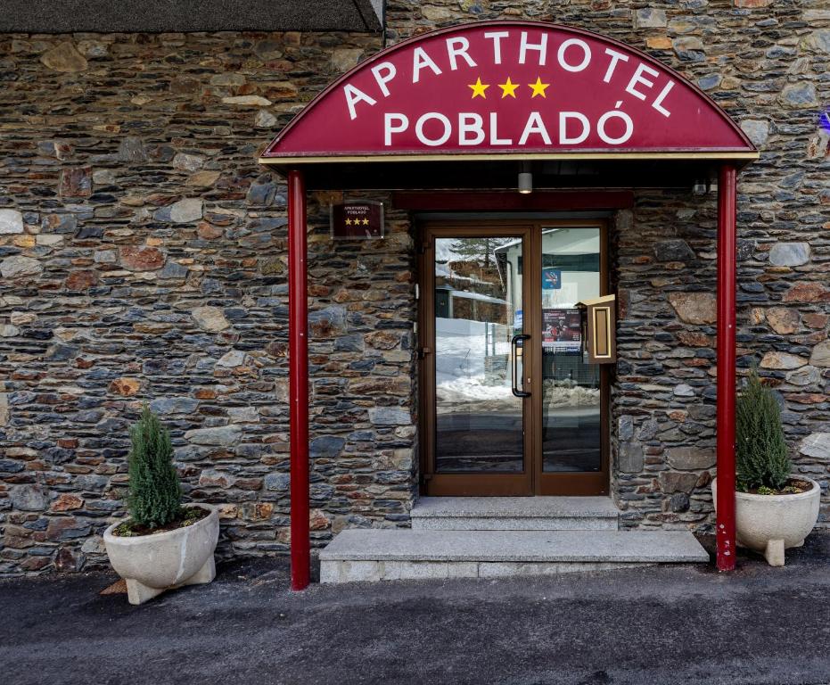 阿林萨尔Apartamentos Turisticos Poblado的一座有反pothe polloda标志的建筑