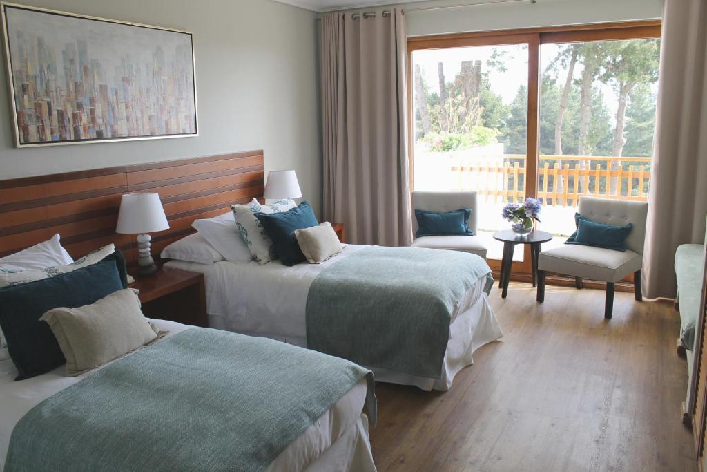 迈滕西约玛贝拉度假酒店的酒店客房设有两张床和窗户。