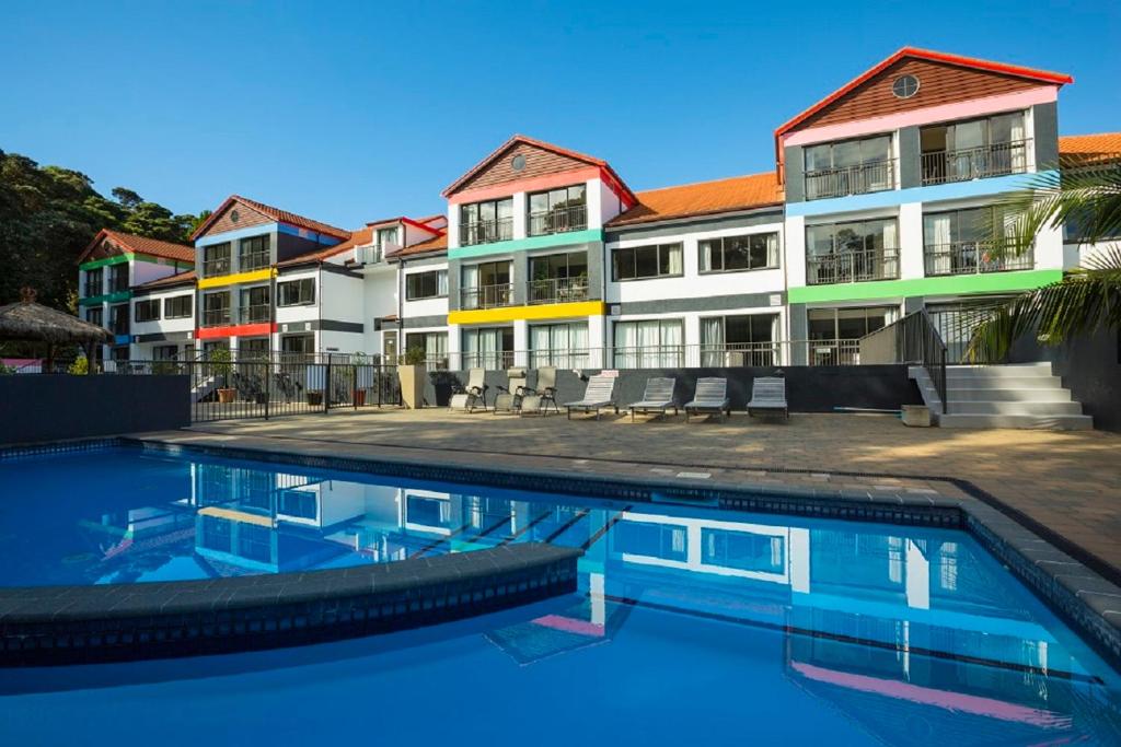 图图卡卡图图卡卡海洋品质酒店的建筑前的一座带游泳池的建筑