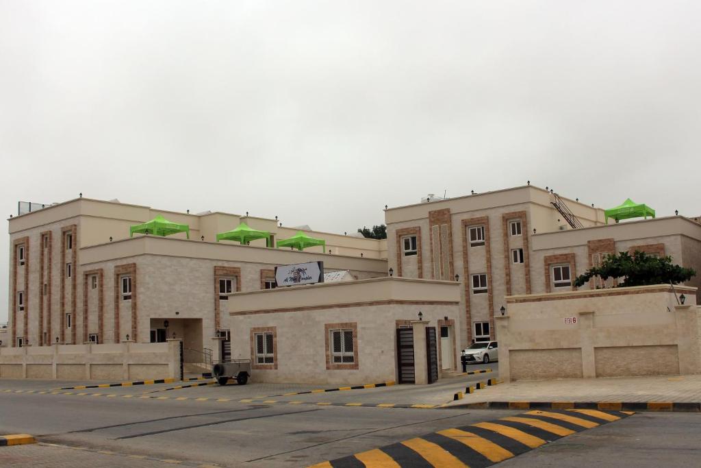 塞拉莱Al Noor Plaza的一座大型建筑,前面设有停车场