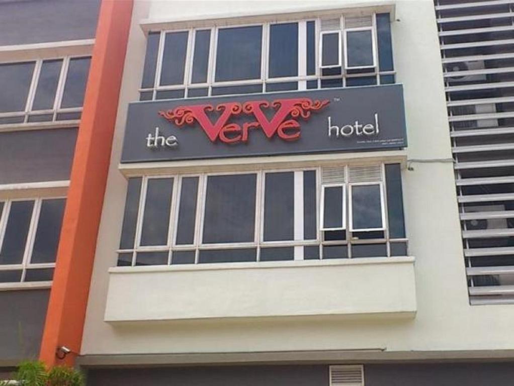 八打灵再也The Verve Hotel PJ Damansara的一座有植物标牌的建筑