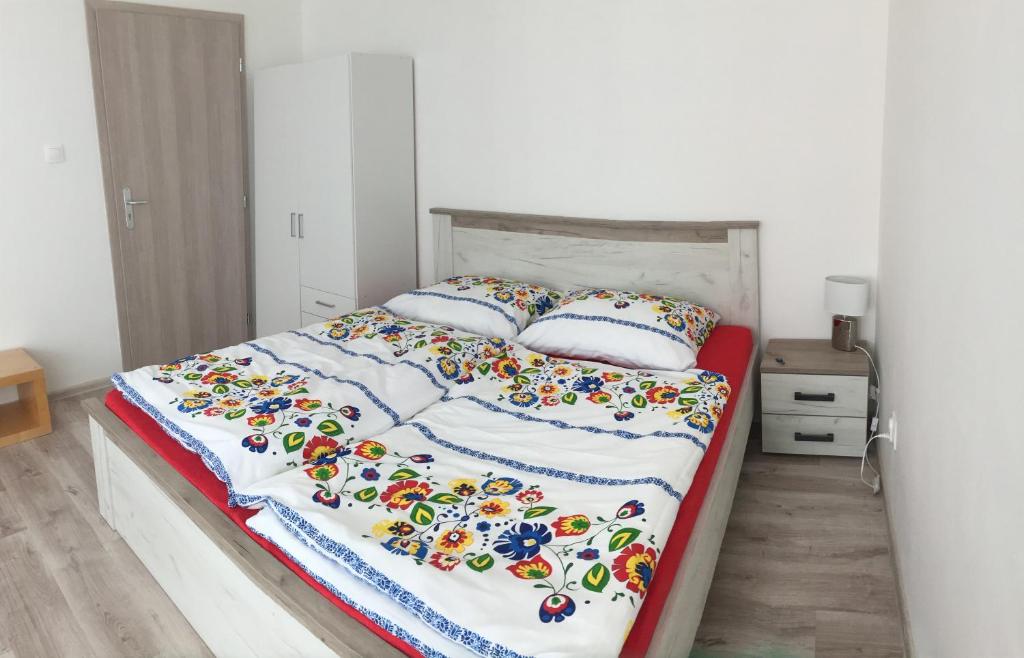 利普托斯基米库拉斯U Pepíka的一间卧室配有一张带花卉床罩的床