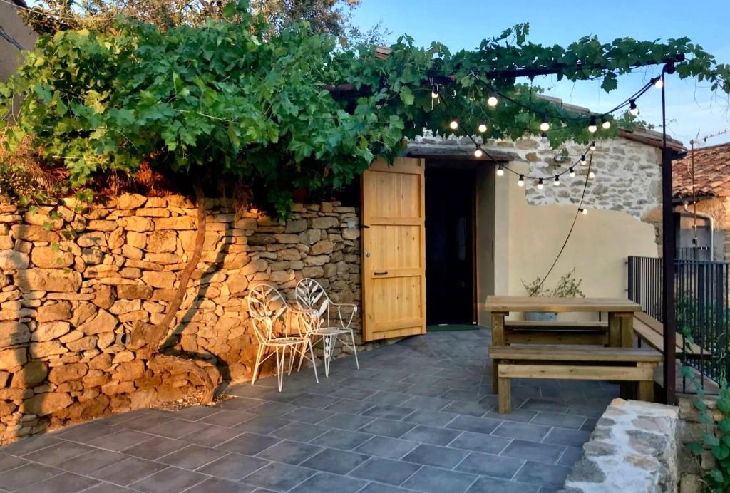 阿赫尔Caseta de Magí的庭院设有木桌和石墙