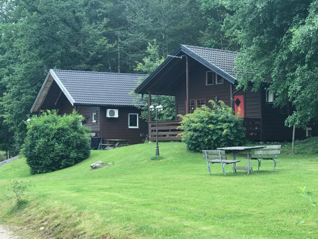 乌拉勒德Örnatorpet Ullared的庭院内带野餐桌的小木屋