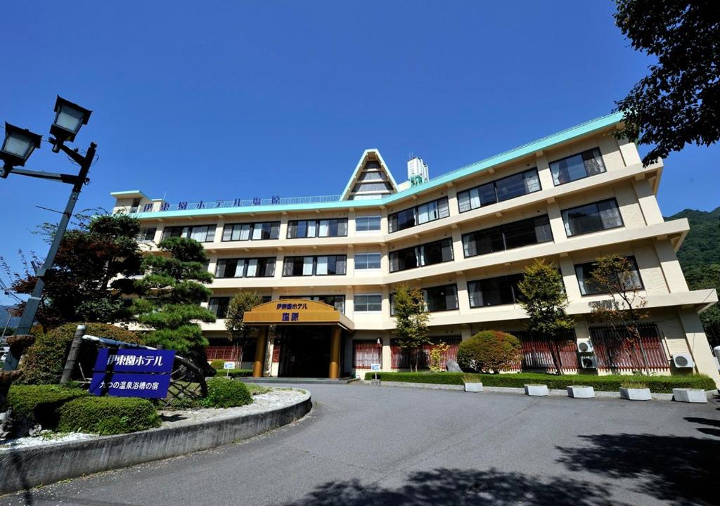 那须盐原市Itoen Hotel Shiobara的前面有一条街道的大建筑