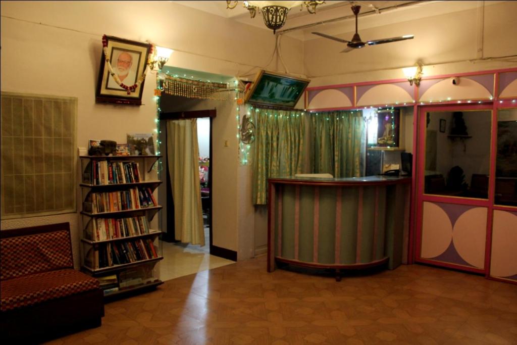 瓦拉纳西Sahi River View Guest house的一间带酒吧和书架的客厅