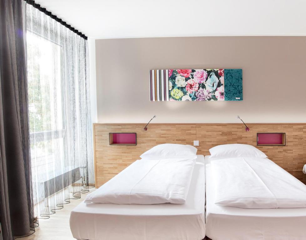 慕尼黑法布酒店的卧室设有两张床和大窗户
