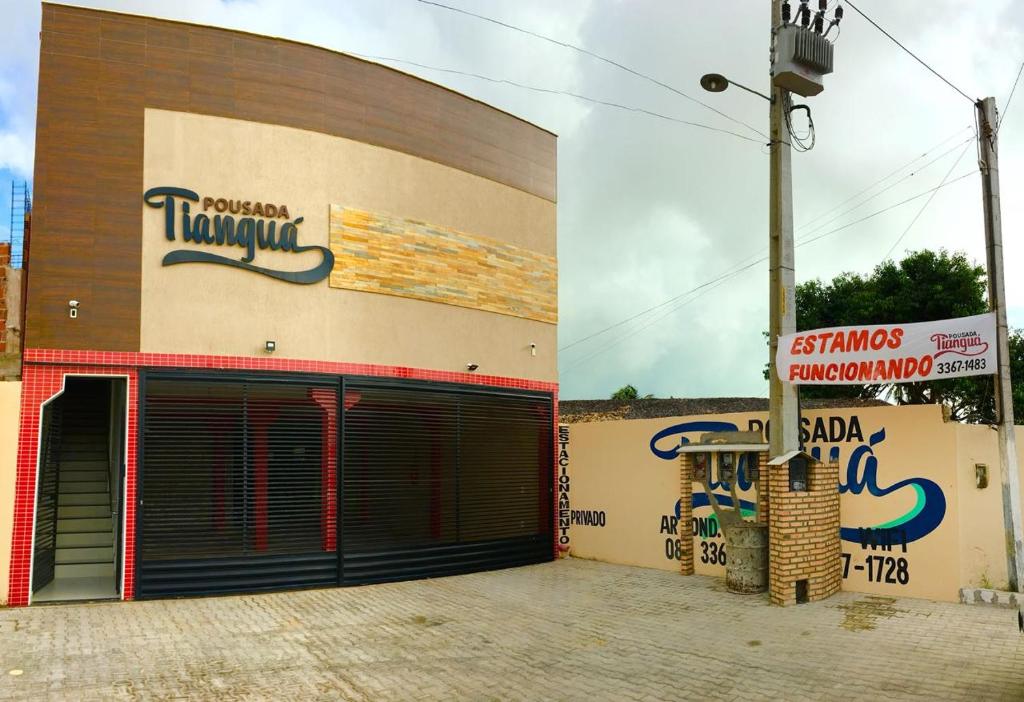 路易斯科雷亚Pousada Tianguá的一间有车库门的商店,前面有标志