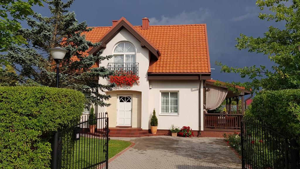 帕兰加Vila Joana的白色房子,有橙色屋顶