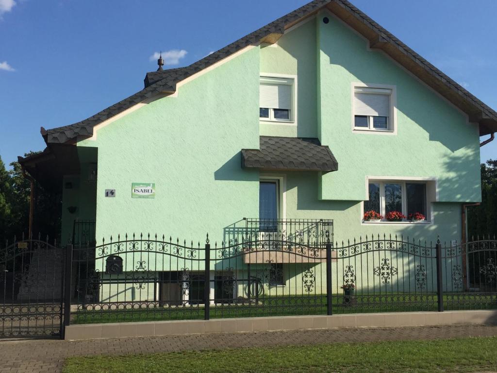 帕利克Isabel的绿色白色的房屋,设有黑色的围栏