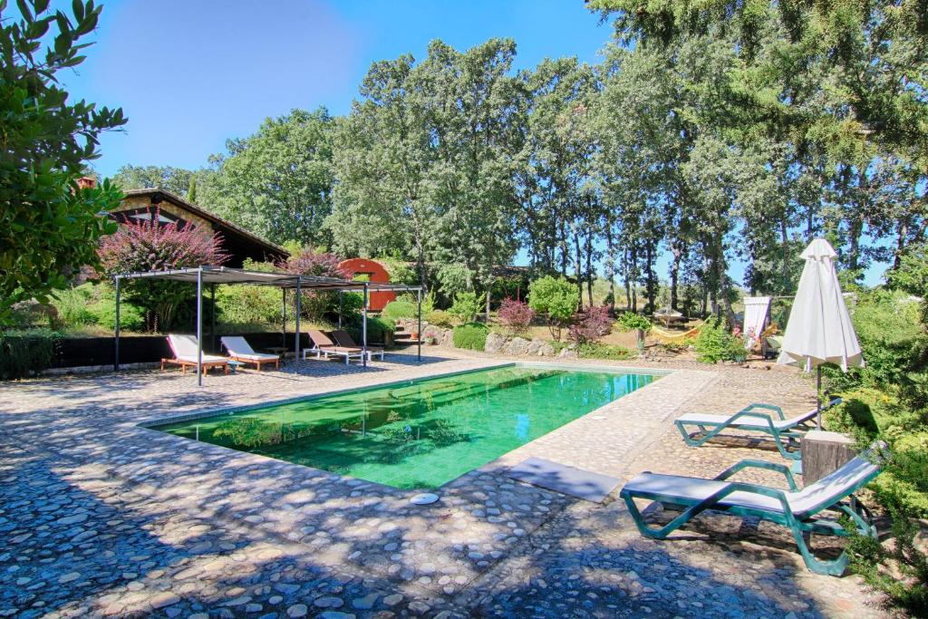 波亚莱斯－德尔奥约Hotel Rural Casa Alfayales-Only Adults的一个带两把草坪椅和遮阳伞的游泳池