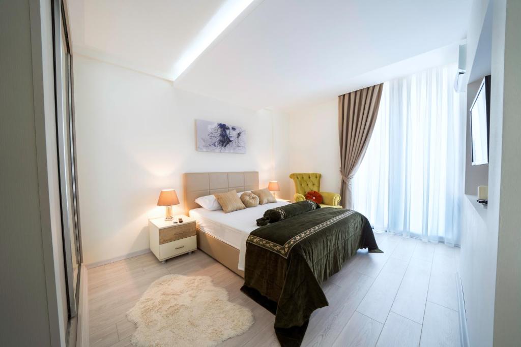 凯里尼亚Karia Plus City Apartments的白色的卧室设有床和窗户