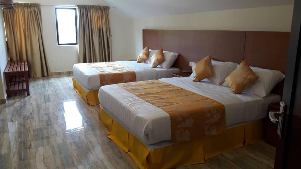 金马仑高原郁金香公寓式酒店的一间酒店客房,房间内设有两张床
