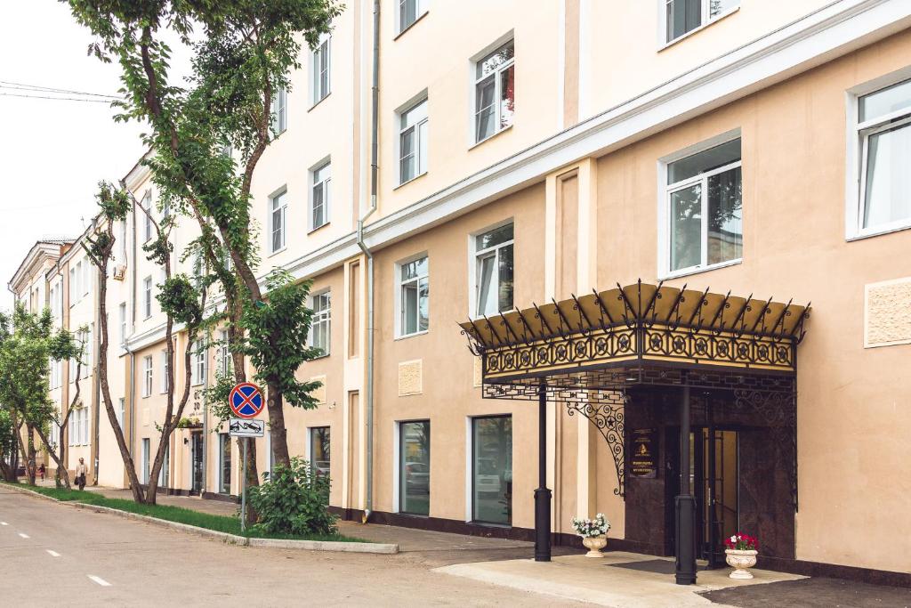 伊尔库茨克Historic Hotel Central的街道边有门的建筑物