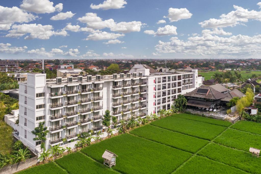 塞米亚克d'primahotel Petitenget Seminyak 2的享有白色建筑的空中景致,设有绿色草坪