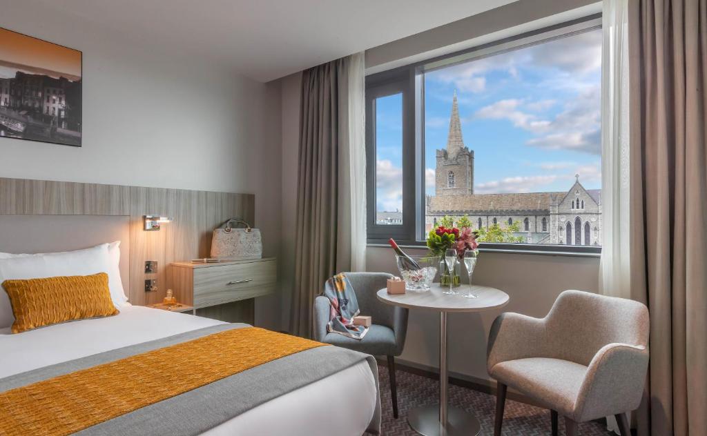 都柏林凯文街马尔丹酒店的酒店客房设有床、桌子和窗户。