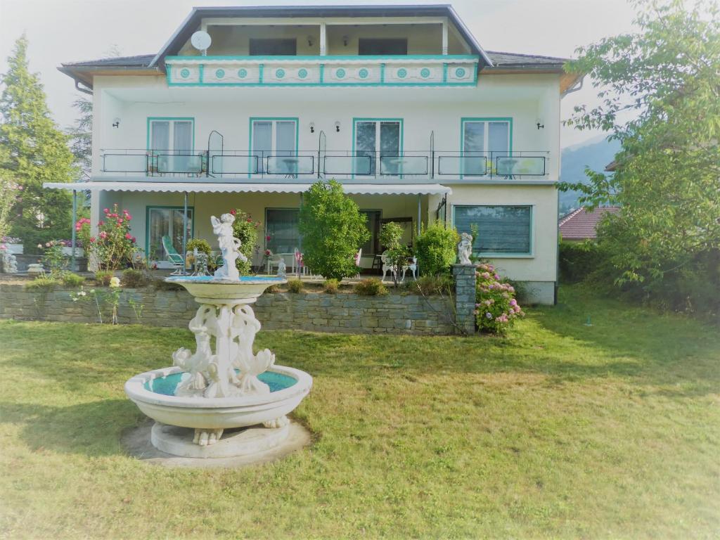 塞博登Villa Rauter的一座大房子前面有一个喷泉